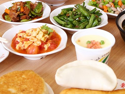 煙臺(tái)藍(lán)白食品每日為十余萬市民提供放心三餐
